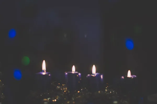 Brennende Kerzen Auf Adventlicher Dekoration Luxuriös Und Magisch — Stockfoto