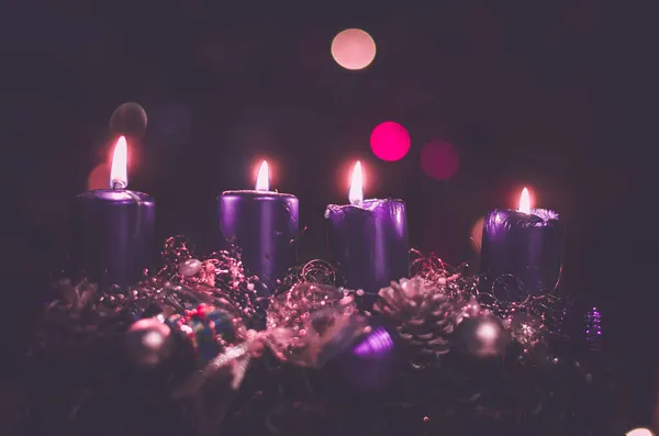 Velas Encendidas Decoración Del Advenimiento Lujosas Mágicas Con Luces Árboles — Foto de Stock