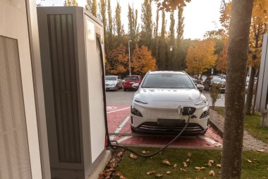 eko yeşil beyaz renkli alternatif elektrikli araç