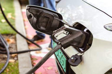 Çevre yeşili alternatif elektrikli araçta şarj detayı 