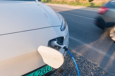 Çevre yeşili alternatif elektrikli araçta şarj detayı 