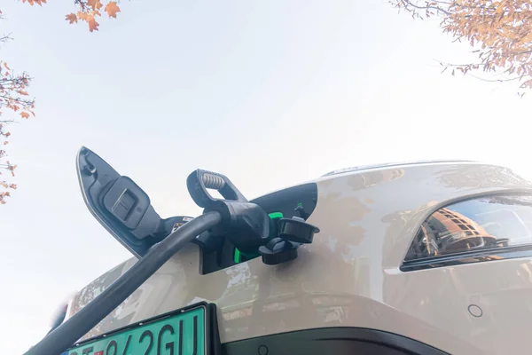 Şarj Eden Eko Yeşil Alternatif Elektrikli Araç Şarj Istasyonunda — Stok fotoğraf