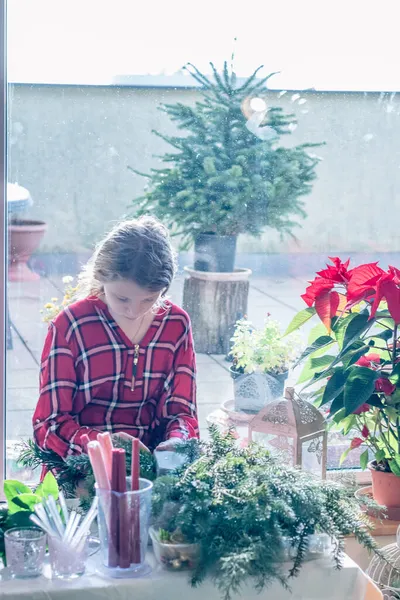Adorable Rubia Chica Crear Navidad Advenimiento Corona Interior Pino Verde — Foto de Stock