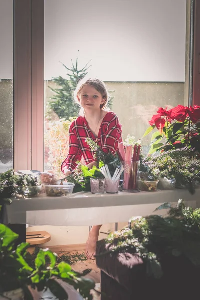 Adorable Rubia Chica Crear Navidad Advenimiento Corona Interior Pino Verde — Foto de Stock