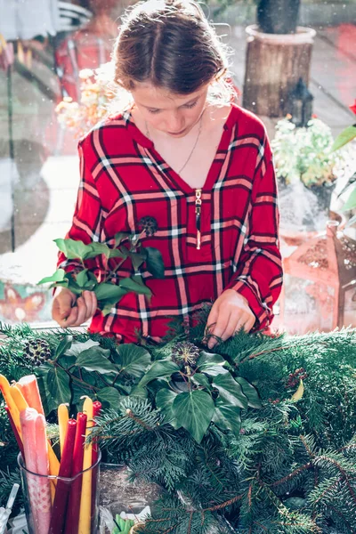 Gadis Manis Yang Menggemaskan Mempersiapkan Natal Bunga Advent Dari Lilin — Stok Foto