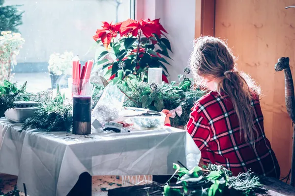 Adorable Linda Chica Preparando Corona Navidad Advenimiento Velas Palo Fuego — Foto de Stock