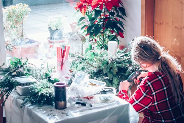 Adorable Linda Chica Preparando Corona Navidad Advenimiento Velas Palo Fuego — Foto de Stock