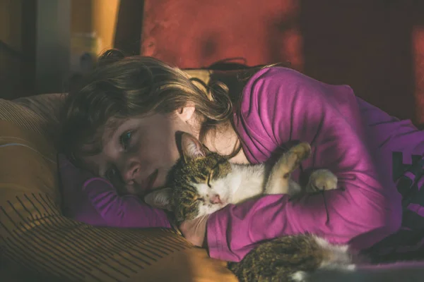 Sevimli Sarışın Kız Evde Güzel Kedisiyle Rahatlıyor — Stok fotoğraf