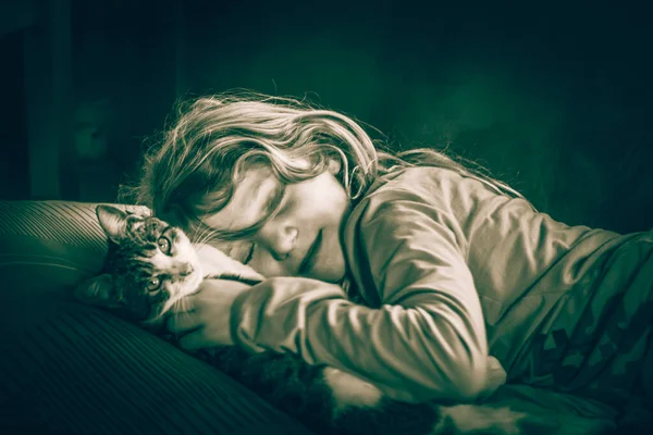 可愛いですブロンド女の子リラックス室内で猫モノクロ — ストック写真