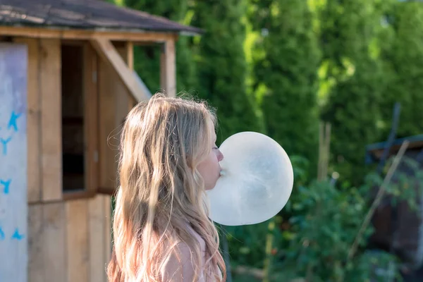 Menina Bonito Com Enorme Bolha Goma Mascar Jardim Verde — Fotografia de Stock