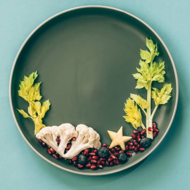 Deniz dünyasındaki mercanlar ve bitkiler böğürtlenler, salata ve karnabahar tabaktaki izole renkli gıda fikirleri, kopyalama alanı