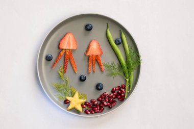 Çilek, böğürtlen, fasulye ve nar gibi tenha renkli gıda fikirlerinden denizanası, yeşil bitkiler ve deniz yıldızları.