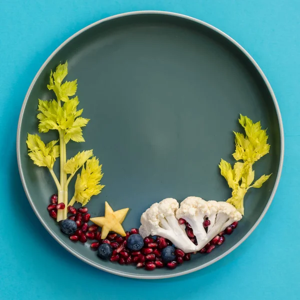 Deniz dünyasındaki mercanlar ve bitkiler böğürtlenler, salata ve karnabahar tabaktaki izole renkli gıda fikirleri, kopyalama alanı