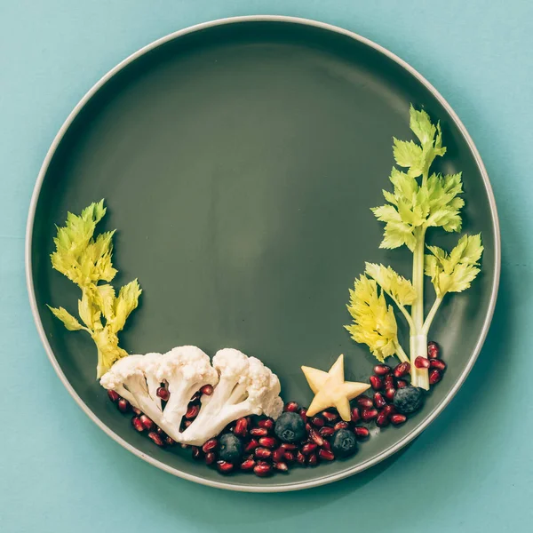 Deniz dünyasındaki mercanlar ve bitkiler böğürtlenler, salata ve karnabahar tabaktaki izole renkli gıda fikirleri, kopyalama alanı