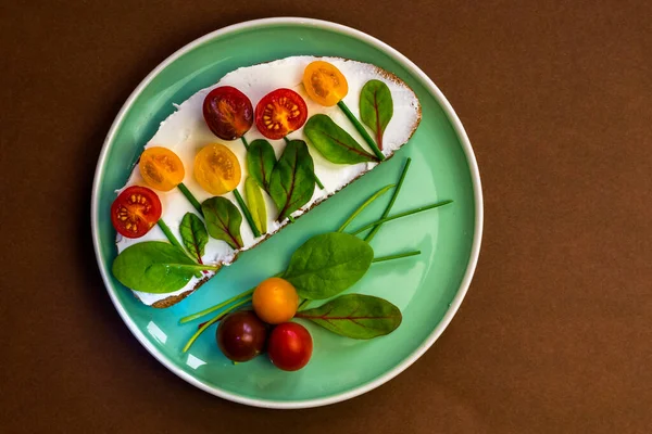 Chléb Máslem Červenými Pomerančovými Cherry Rajčaty Navržený Jako Květiny Zelenou — Stock fotografie