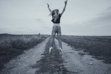 Tarım alanlarında özgürce zıplayan mutlu çocuk, bulanık hareket