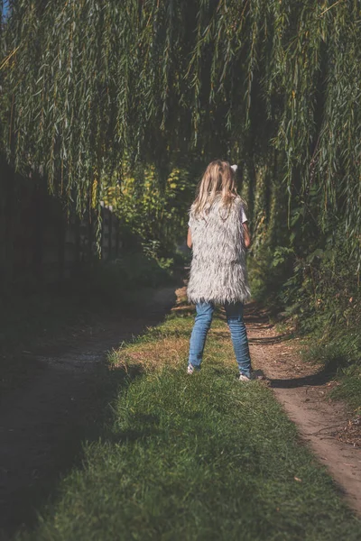 Bonito Adolescente Com Longo Cabelo Loiro Divertindo Com Salgueiro Primavera — Fotografia de Stock