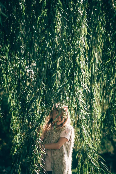 Mignonne Adolescente Avec Longs Cheveux Blonds Amuser Avec Saule Printemps — Photo