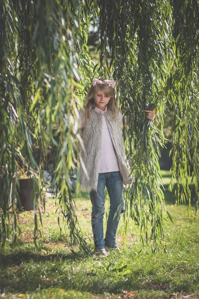 Nettes Teenager Mädchen Mit Langen Blonden Haaren Das Frühling Freien — Stockfoto