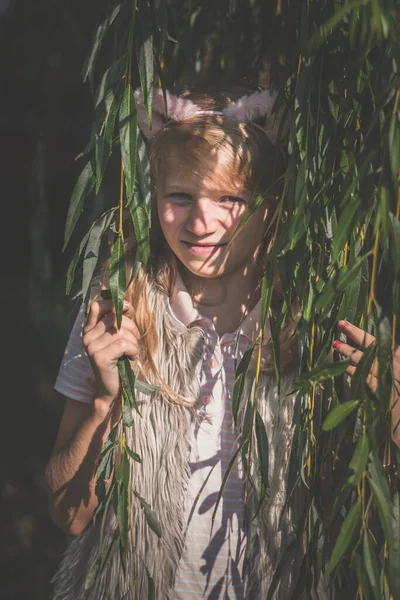 Nettes Teenager Mädchen Mit Langen Blonden Haaren Das Frühling Freien — Stockfoto