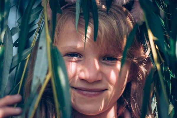 Carino Adolescente Con Lunghi Capelli Biondi Divertirsi Con Salice Primavera — Foto Stock