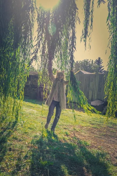 可爱的少女 金黄色的长发 春天在户外与柳树玩耍 — 图库照片