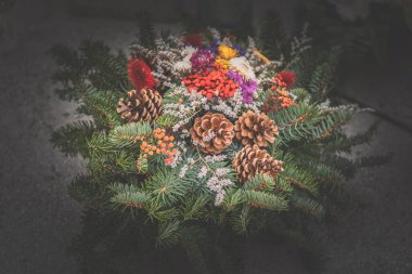 Azizler Günü 'nde mezarlıkta renkli süslemeler.