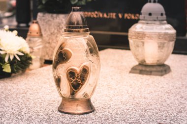 Azizler Günü 'nde mezarlıkta renkli süslemeler.