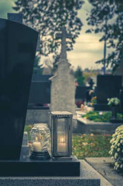 Renkli dekorasyon ve mezarlıkta yanan mumlar. 