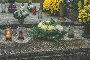 Renkli dekorasyon ve mezarlıkta yanan mumlar. 