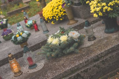 Renkli dekorasyon ve mezarlıkta yanan mumlar. 