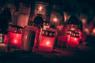 Kırmızı yanan mumlarla All Saints Day konsepti