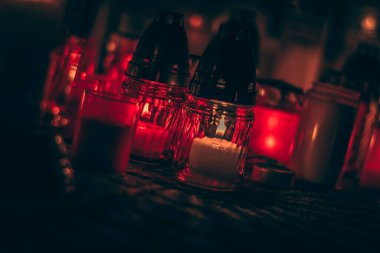 Kırmızı yanan mumlarla All Saints Day konsepti