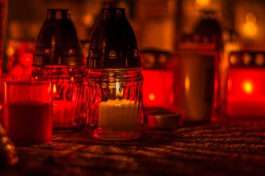 Tüm Azizler Günü kavramı ve yanan mumlar.