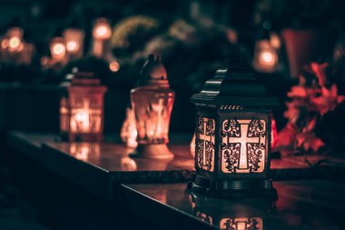 Tüm Azizler Günü kavramı ve yanan mumlar.