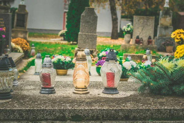 Красочные Украшения Горящие Свечи Кладбище — стоковое фото