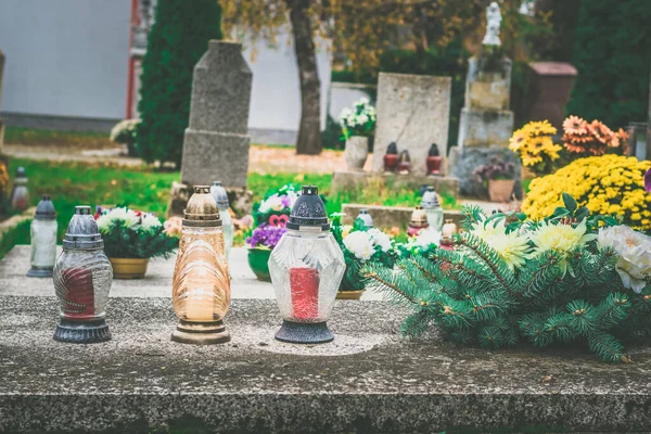 Barevné Dekorace Hořící Svíčky Hřbitově — Stock fotografie