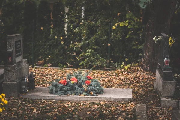 Bunte Dekoration Und Brennende Kerzen Auf Dem Friedhof — Stockfoto