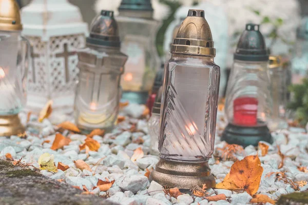 Brennende Kerzen Laternen Auf Dem Friedhof — Stockfoto