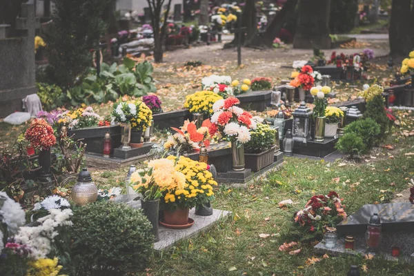 Gräber Auf Dem Friedhof Mit Brennenden Kerzen Chrysanthemenblumen Und Schmuck — Stockfoto