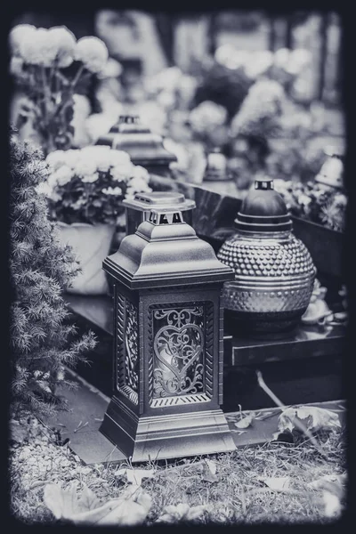 Candela Ardente Crisantemo Decorazione Floreale Sulla Tomba Nel Cimitero — Foto Stock