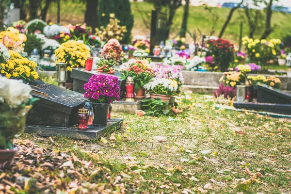 Brennende Kerze Und Chrysanthemen Blumenschmuck Grab Auf Dem Friedhof — Stockfoto