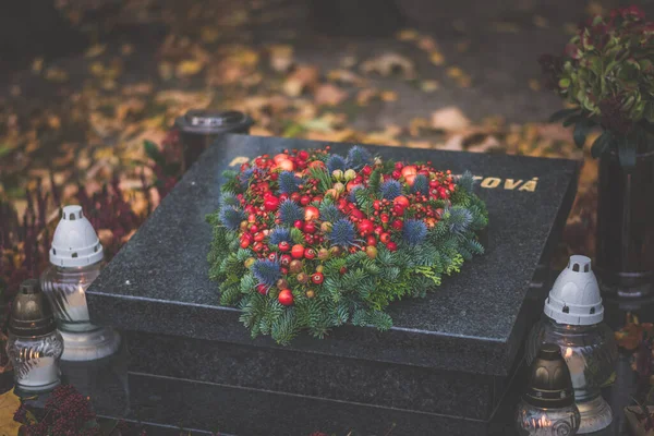 Brinnande Ljus Och Krysantemum Blomma Dekoration Graven Kyrkogården — Stockfoto