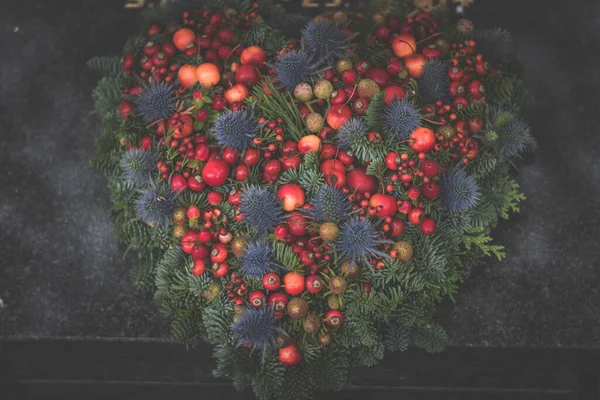 Burning Candle Chrysanthemum Flower Decoration Grave Cemetery — Stock Photo, Image