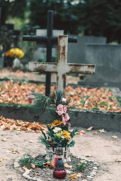 Vela Ardiente Decoración Floral Tumba Cementerio —  Fotos de Stock