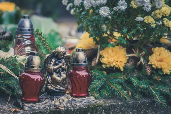 Палаюча Свічка Квіткова Прикраса Могилі Цвинтарі — стокове фото