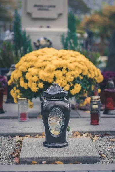 Burning Candle Chrysanthemum Flower Decoration Grave Cemetery — Stock Photo, Image