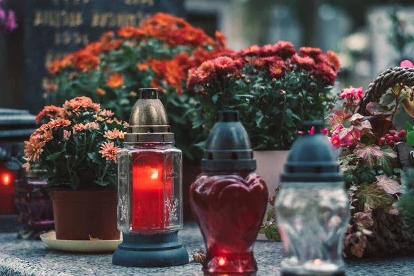 Brandende Kaars Chrysant Bloem Decoratie Graf Het Kerkhof — Stockfoto