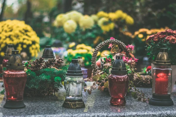 Палаюча Свічка Прикраса Квітки Хризантеми Могилі Цвинтарі — стокове фото