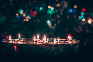 Geleneksel Noel fındıkları yanan mumlarla yüzüyor.